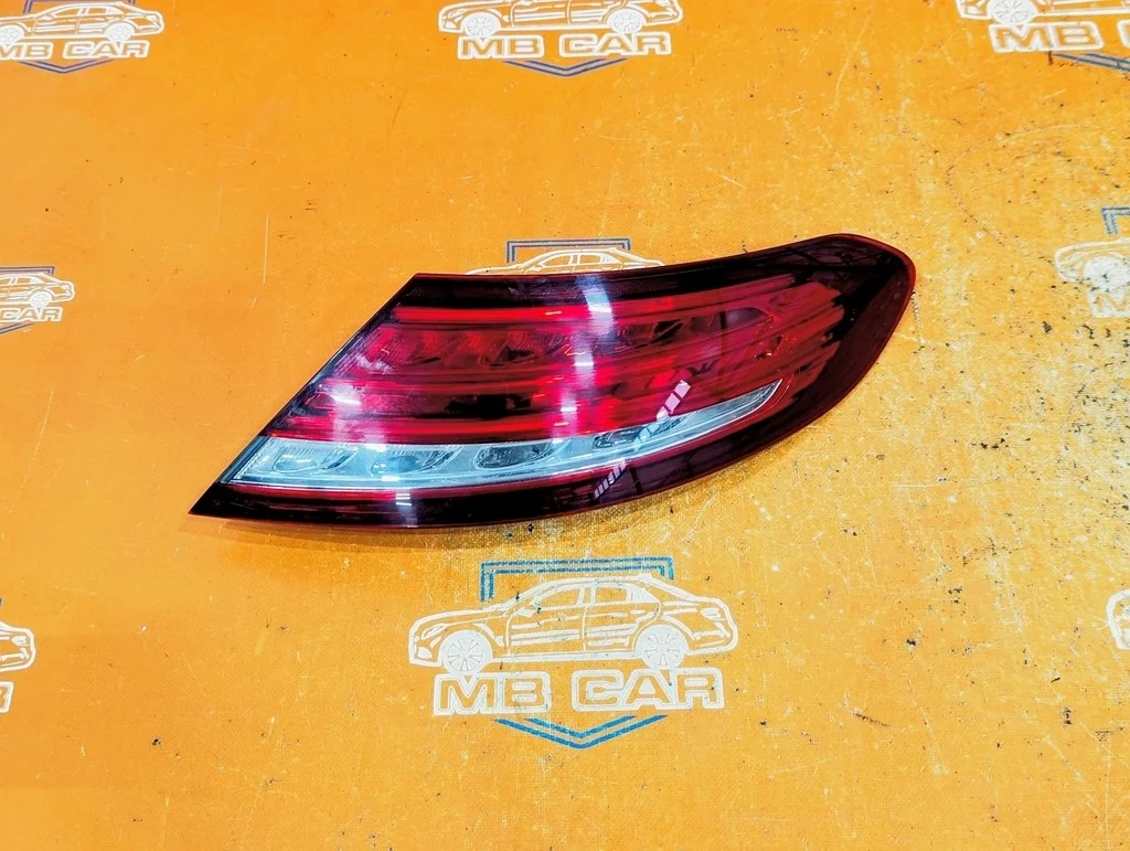 Фонарь задний правый Mercedes-Benz