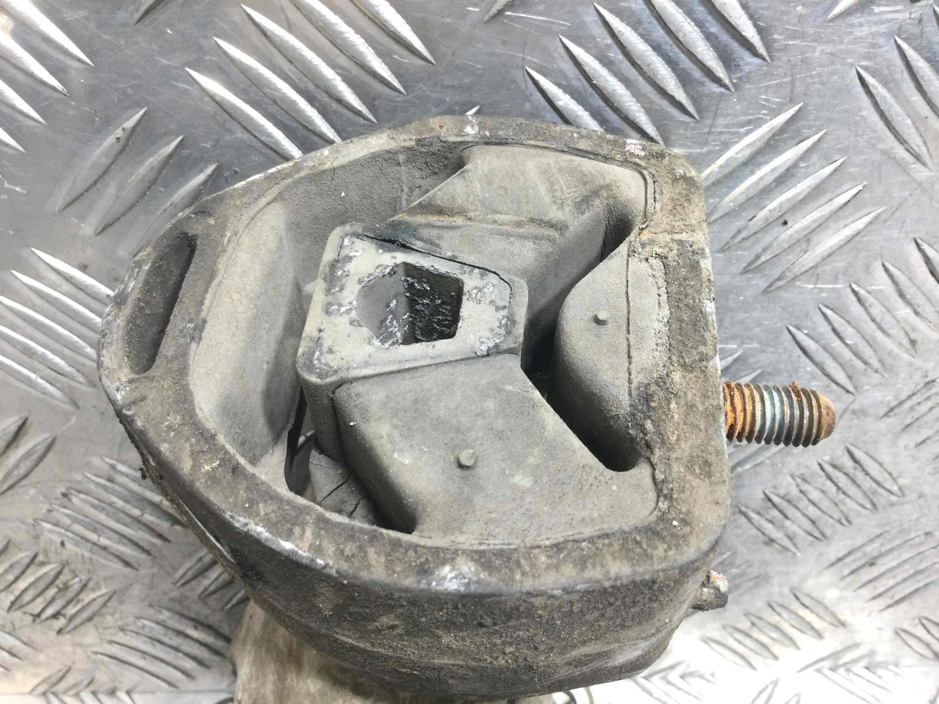 Подушка крепления КПП Audi A4 B5 [рестайлинг] (1999-2001) бензин 1.6 i Механика Универсал