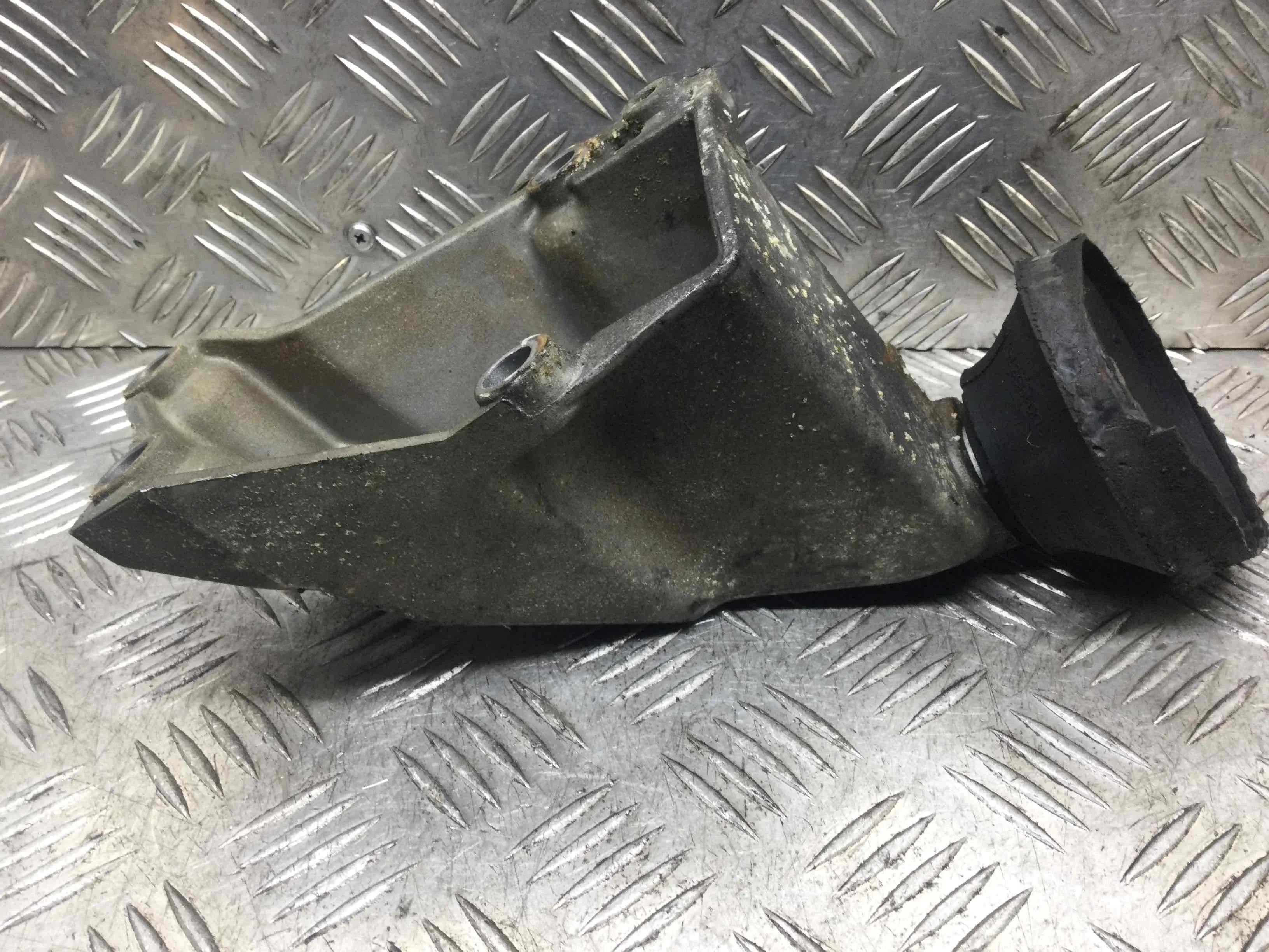 Кронштейн Audi A4 B5 (1994-1999) бензин 1.6 i Механика Седан