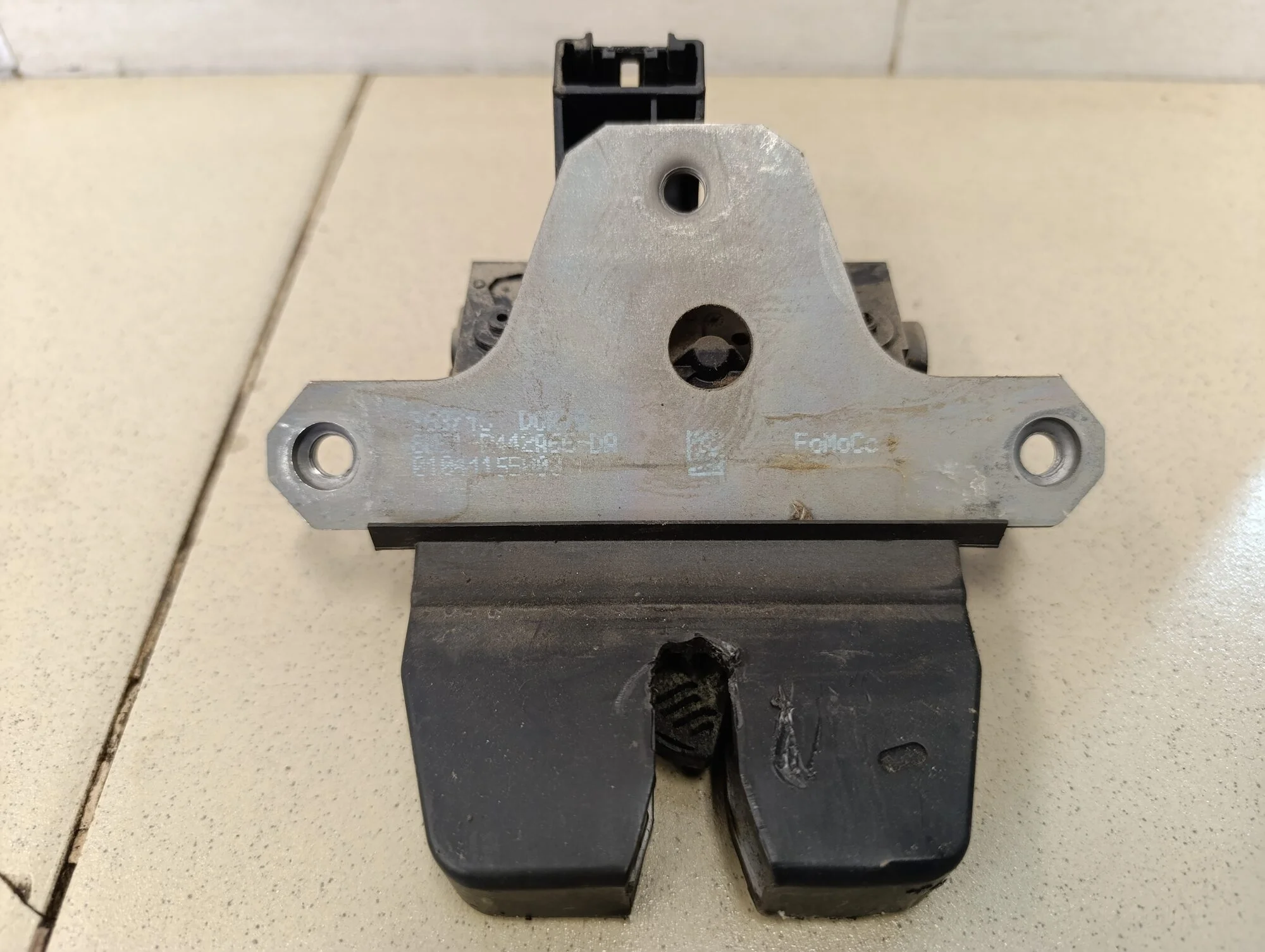 Замок багажника Focus III 2011>