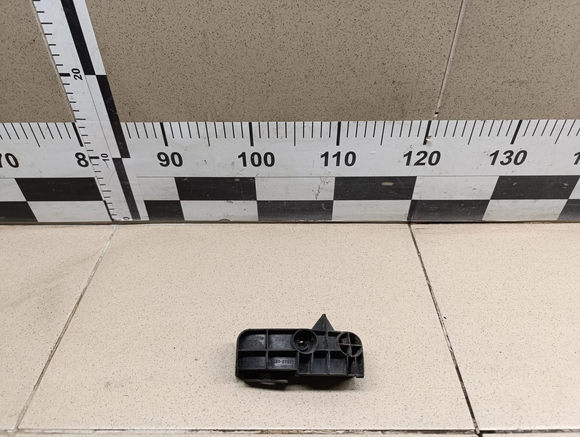 Кронштейн заднего бампера правый Auris (E15) 2006-2012