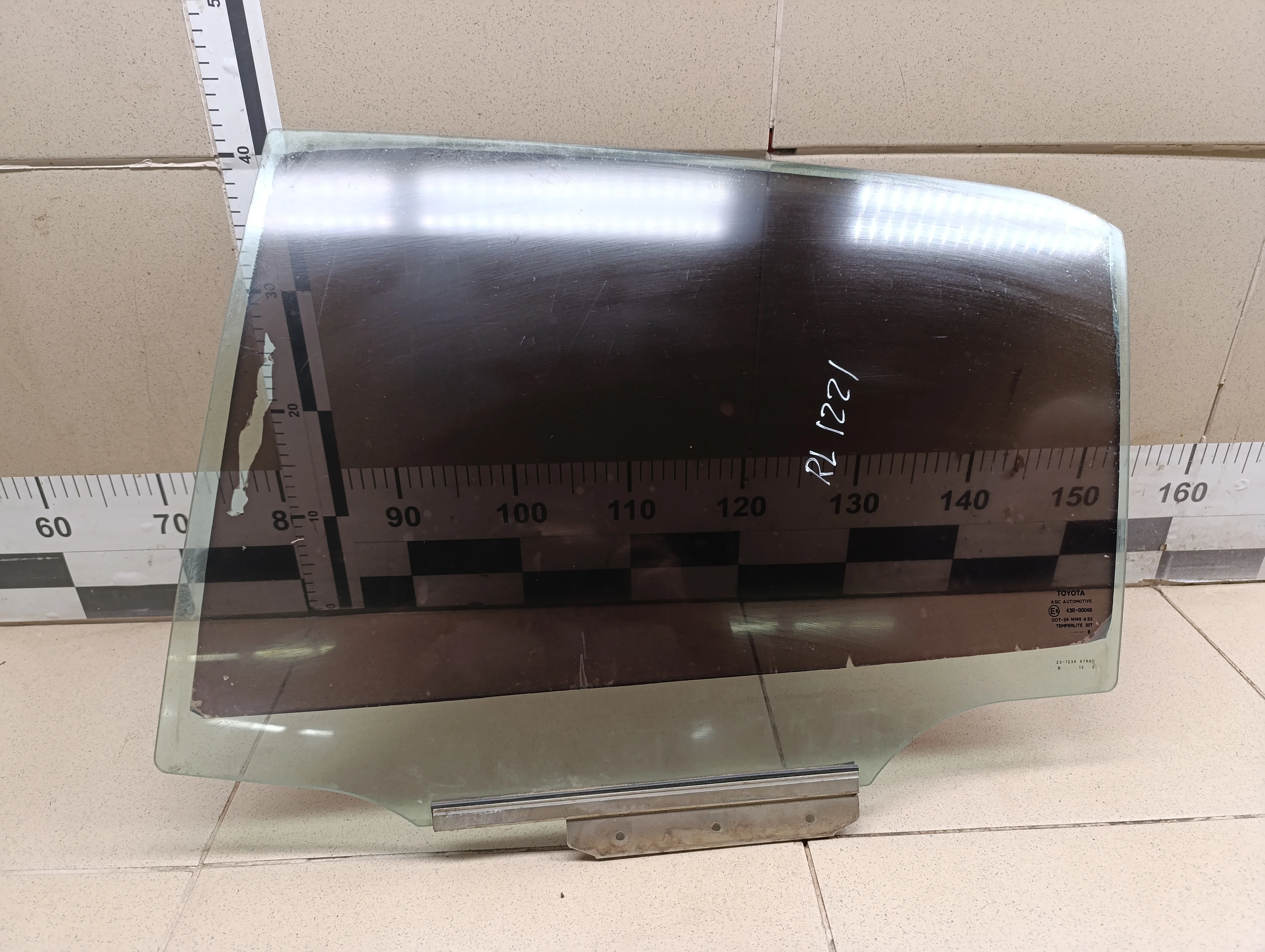 Стекло двери задней левой Auris (E15) 2006-2012