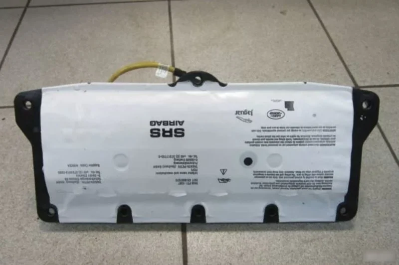 Подушка безопасности в торпедо Land Rover Range