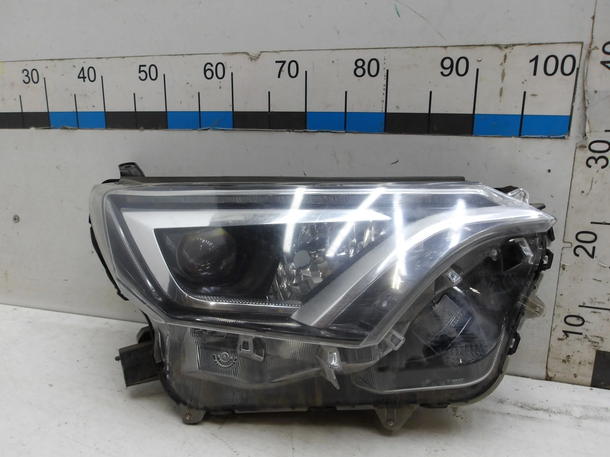 Фара правая Toyota RAV4