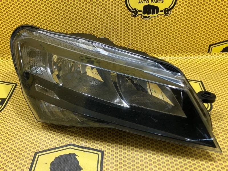 Фара правая Skoda Superb