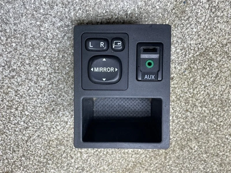Разъем AUX Toyota Rav4 2011 8619042010 2.0 3ZR AT