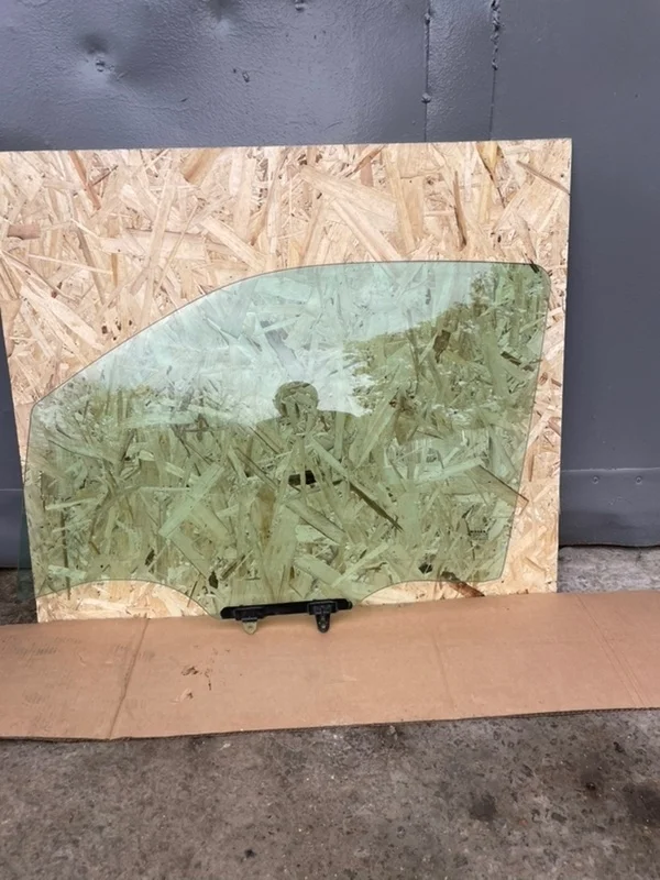 Стекло двери Nissan Pathfinder R51