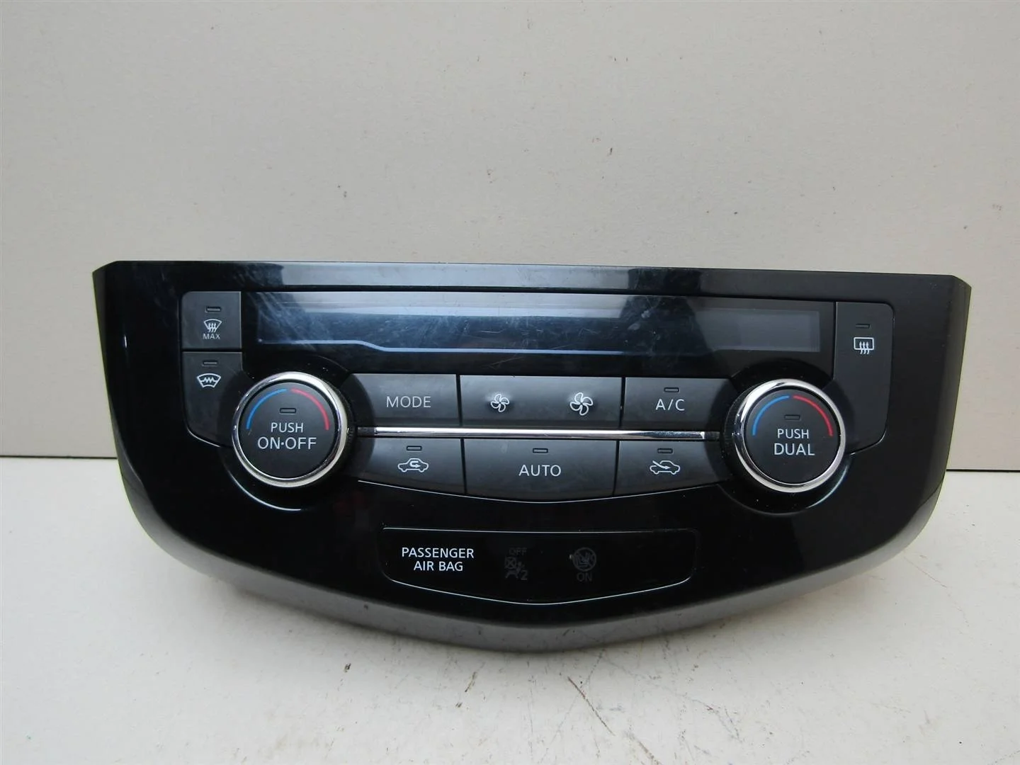Блок управления климатической установкой Nissan X-Trail (T32) 2014-нв  [275004BR0A]  2.5 16v QR25DE  в Вологде