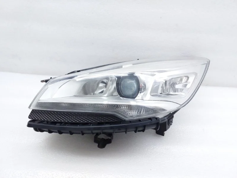 Фара ксеноновая Ford Kuga 2013