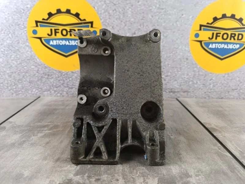 Кронштейн компрессора кондиционера Ford Focus 3 2017 CB8