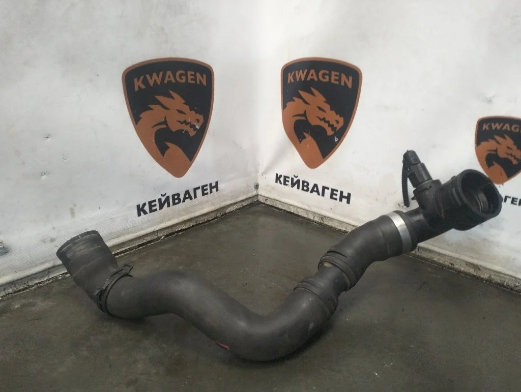 Патрубок системы охлаждения Audi Q7 2013 4L