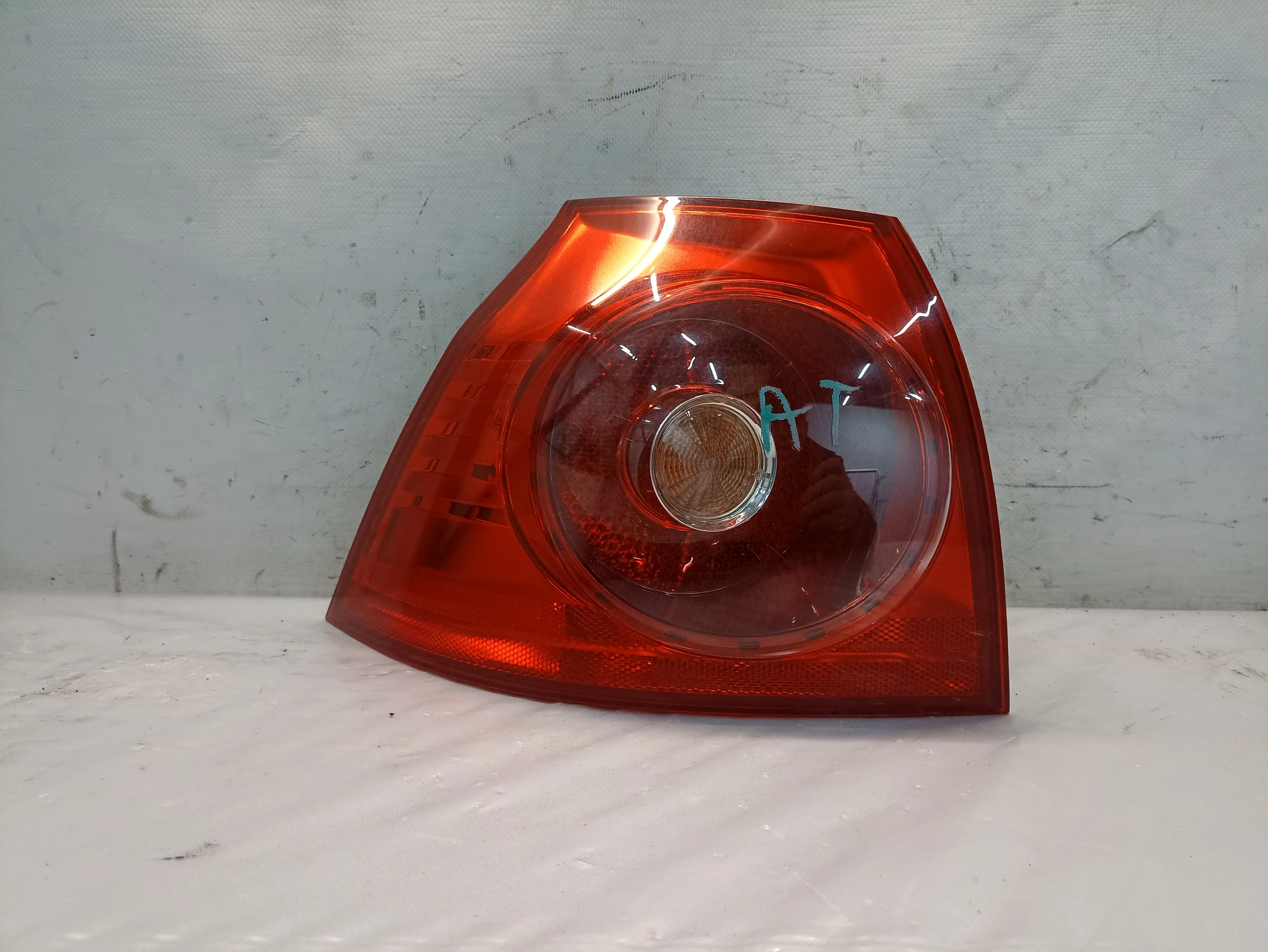 ФОНАРЬ VOLKSWAGEN GOLF 1K1 MK5 HATCHBACK ЛЕВЫЙ 1K6945095AA XA6395