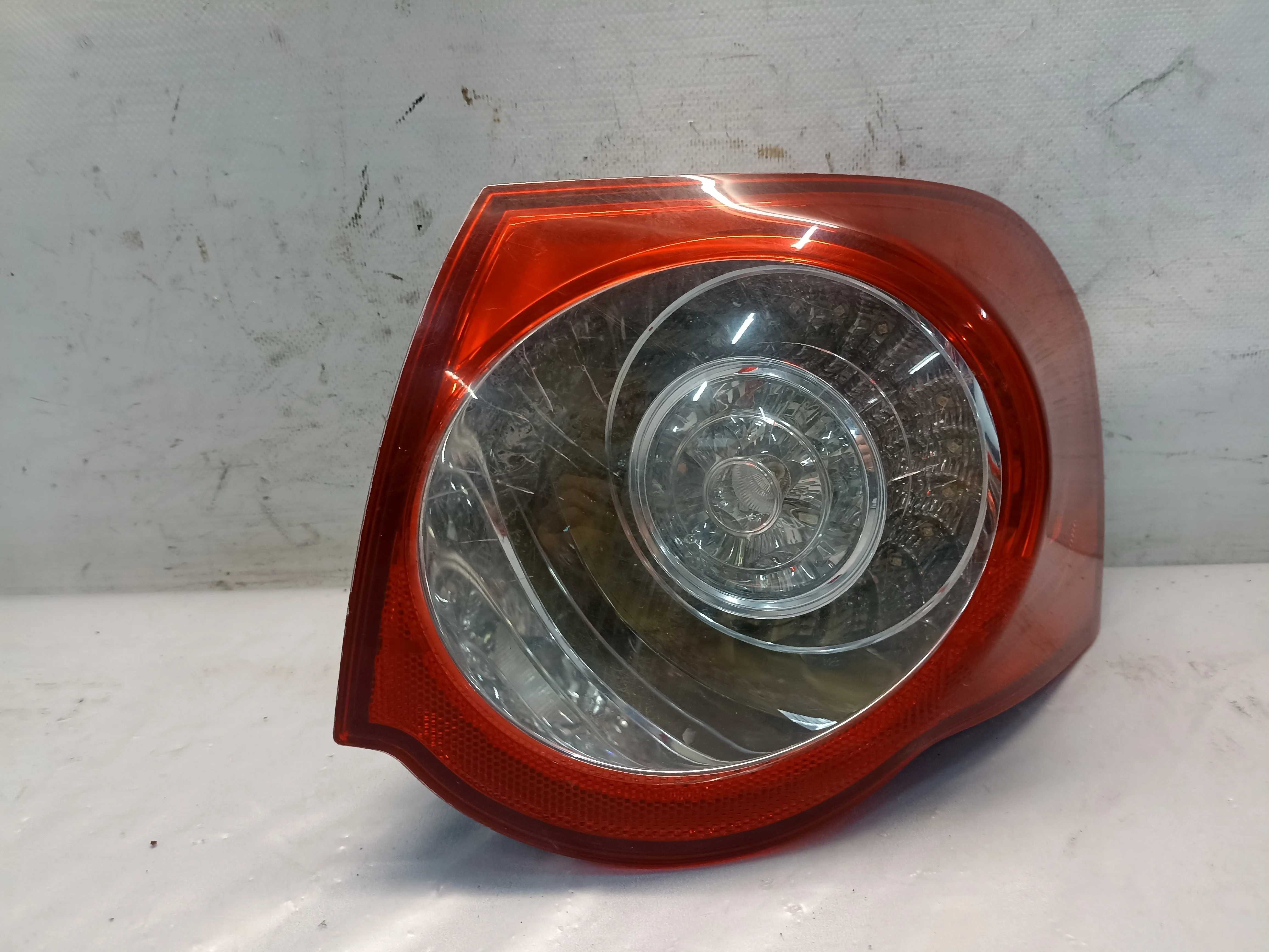 ФОНАРЬ VOLKSWAGEN PASSAT 3C5 B6 27458002 WAGON ПРАВЫЙ 3C9945096N XE282