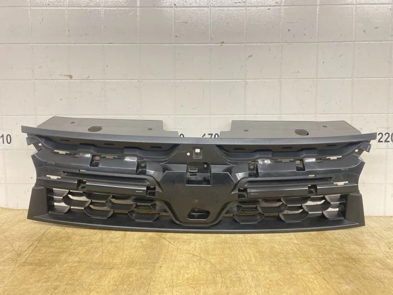 Решетка радиатора Renault Duster 2015 2016 2017 2018 2019 2020 2021 623103564R
