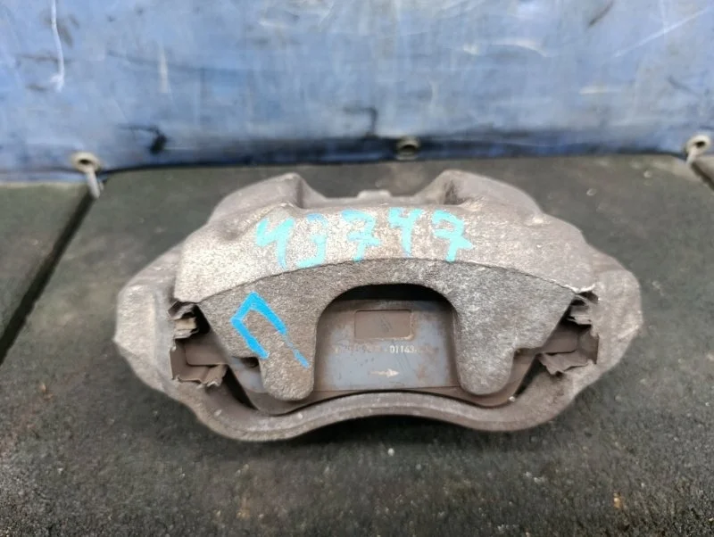 Суппорт тормозной Toyota Verso 2016 4773002361 ZGR20 1.6 1ZR-FAE, передний правый