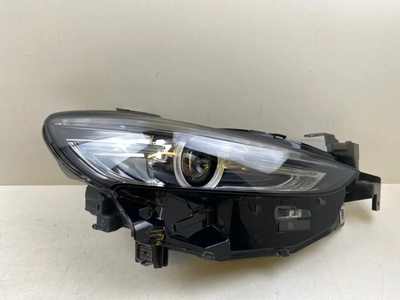 Фара Mazda 6 2018- GSJ451031A GJ, правая