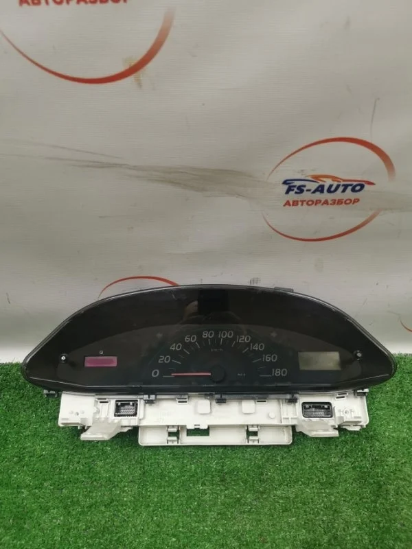 Панель приборов Toyota Yaris 2005—2009 8380052A11