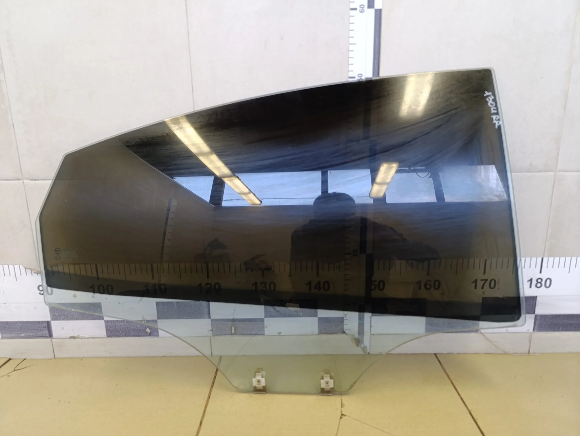 Стекло двери задней правой Solaris 2010-2017