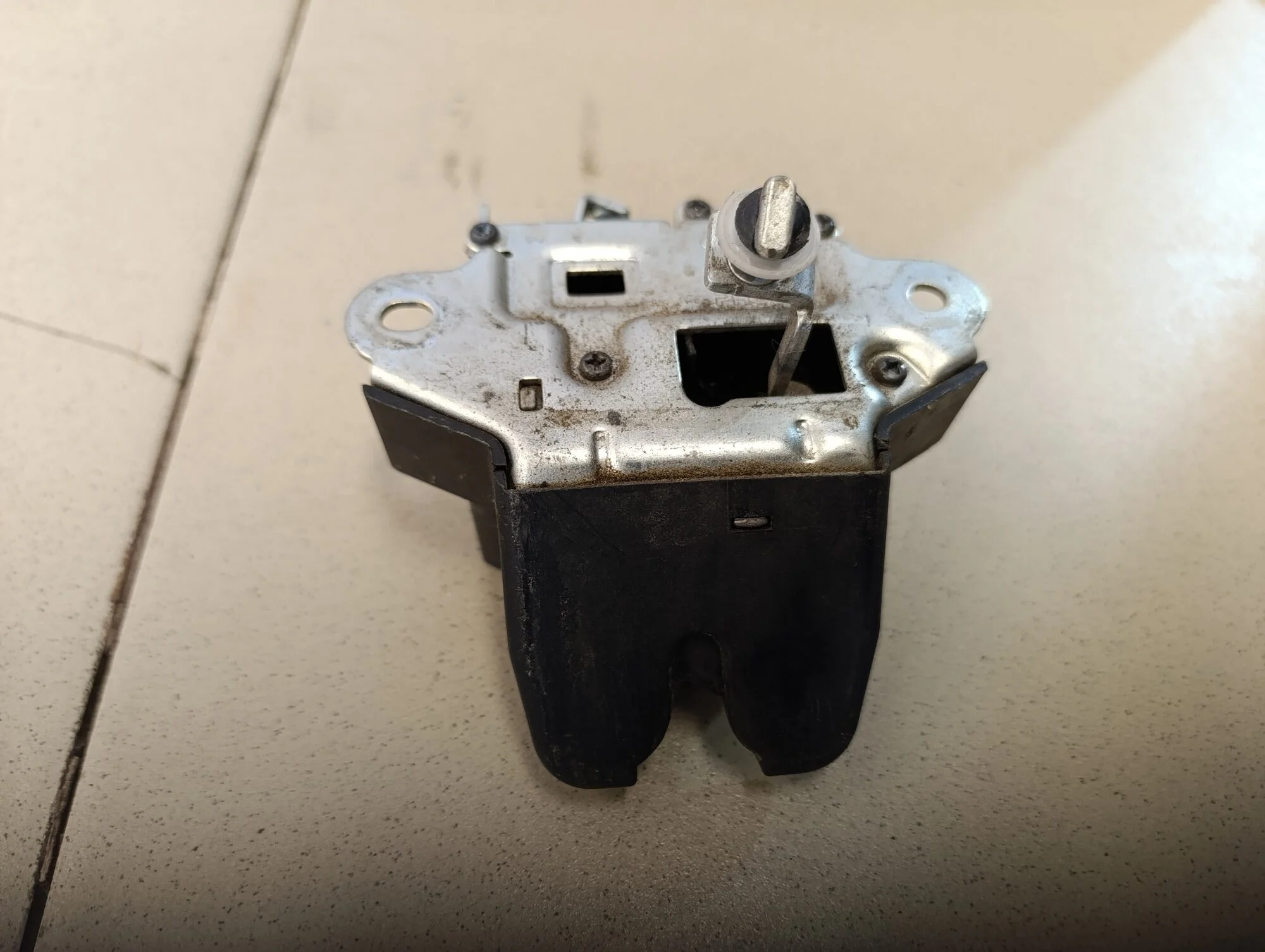 Замок багажника Solaris 2010-2017