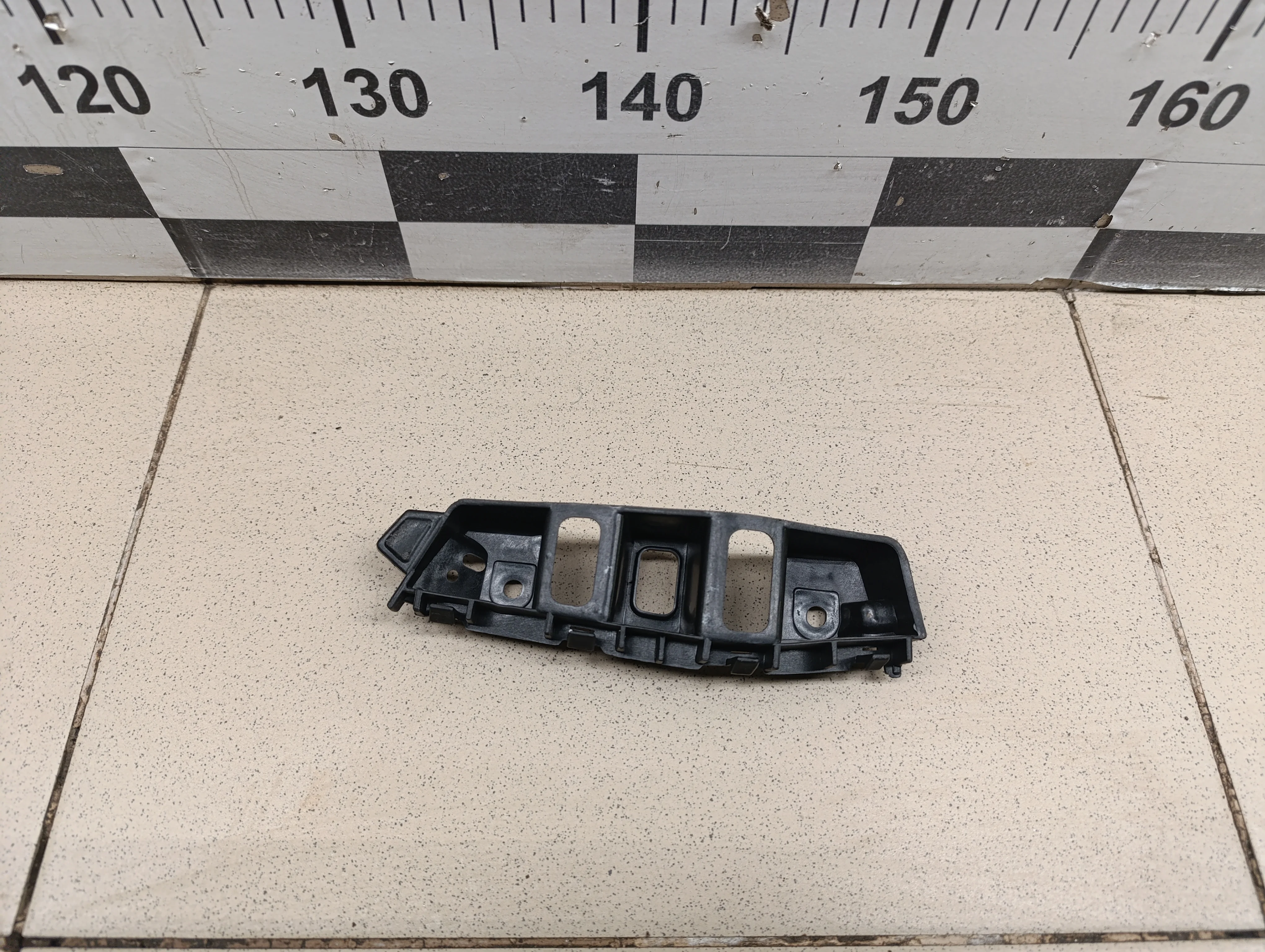 Направляющая переднего бампера правая Touareg 2010>