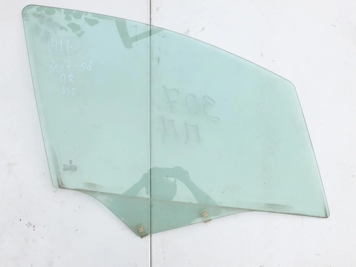 Стекло двери задней левой