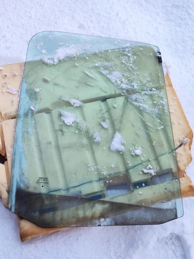 Стекло двери передней правой