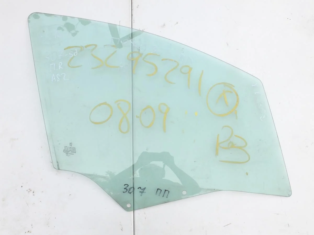 Стекло двери передней правой