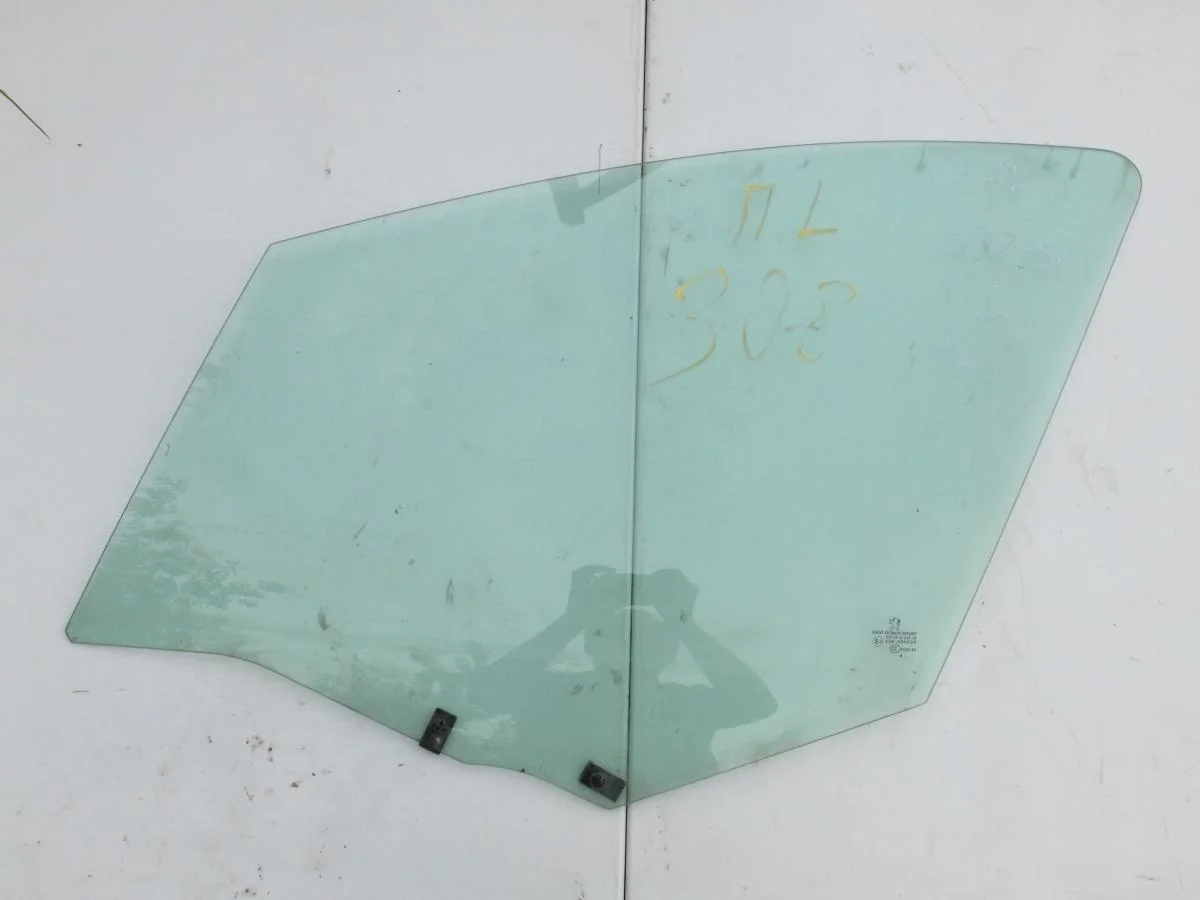 Стекло двери передней левой