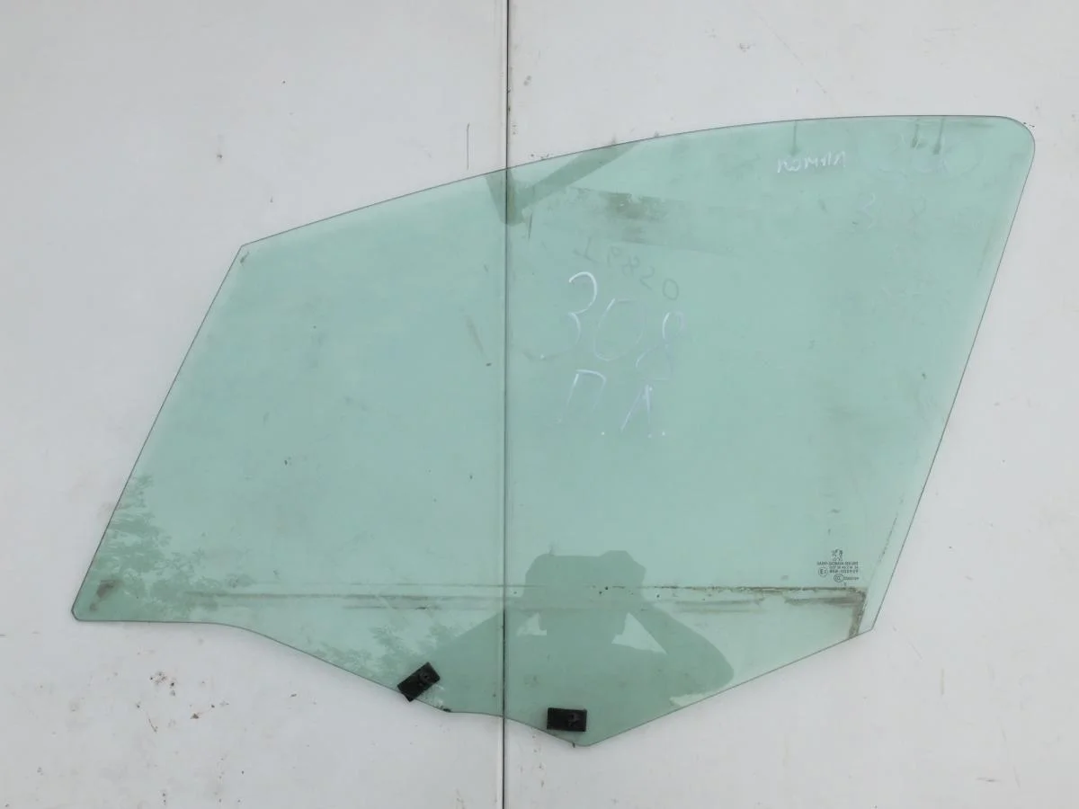 Стекло двери передней левой