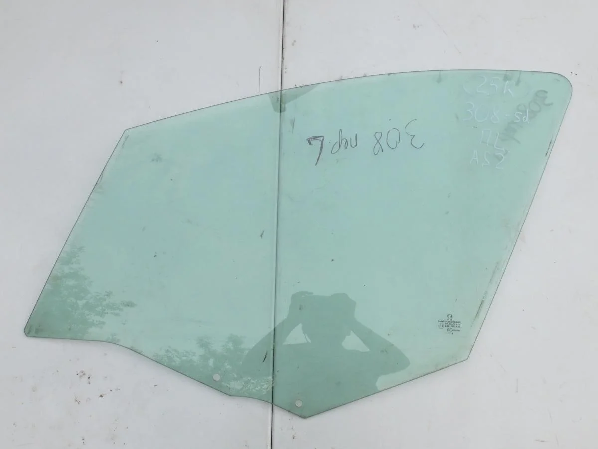 Стекло двери передней левой