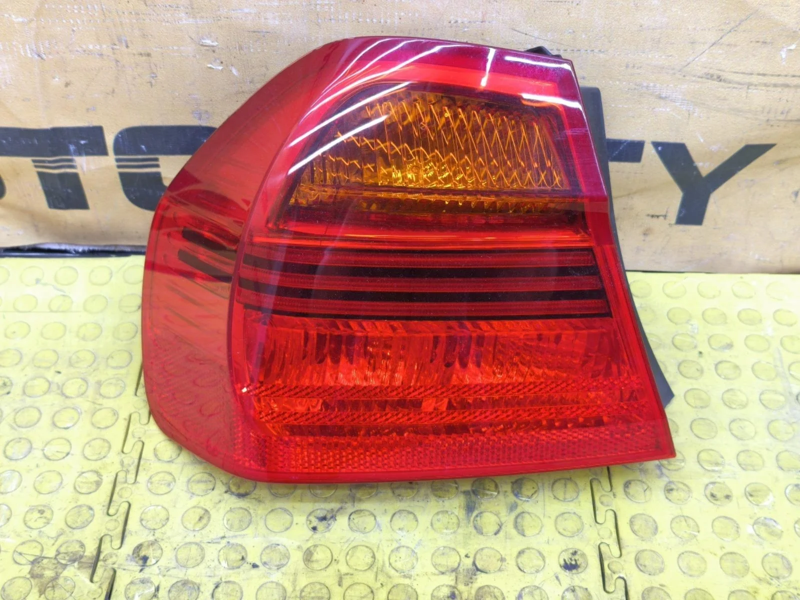 Фонарь BMW 325i 2005 E90