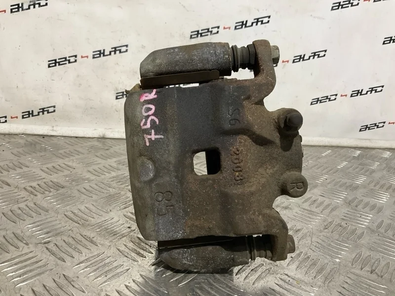 Суппорт тормозной Nissan Juke 2012 41001JN00A MR16DDT, передний правый