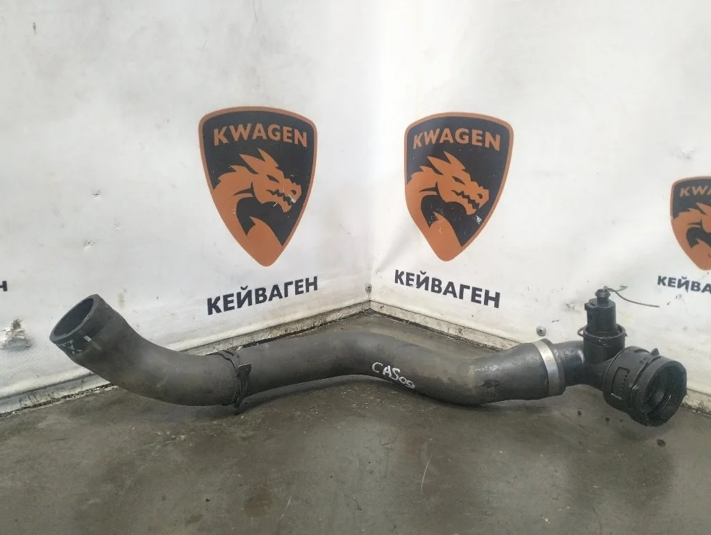 Патрубок системы охлаждения Volkswagen Touareg 2009 7L