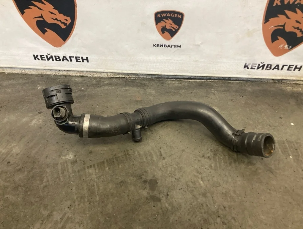 Патрубок системы охлаждения Audi Q7 2013 4L