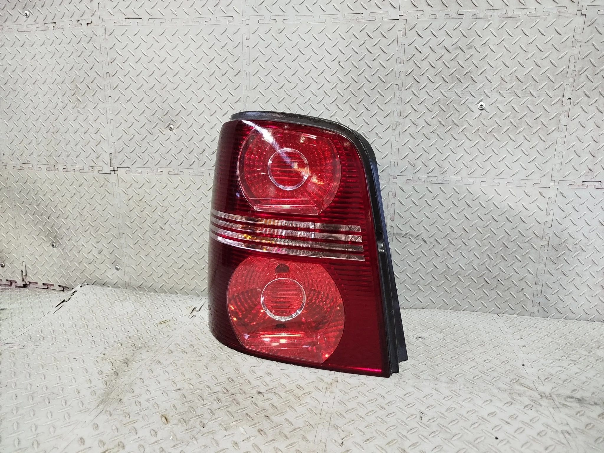 ФОНАРЬ VOLKSWAGEN TOURAN 1T2 КРАСНЫЙ 2 МОДЕЛЬ ЛЕВЫЙ 1T0945095N GA332