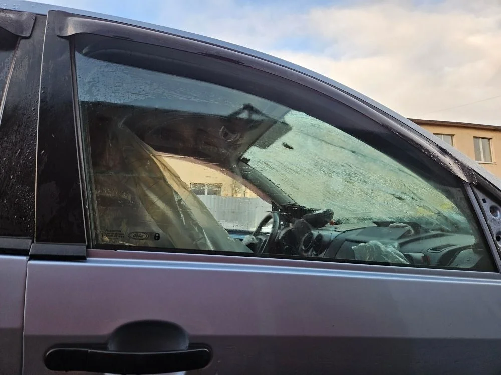 Стекло передней правой двери на Ford Fusion дорест