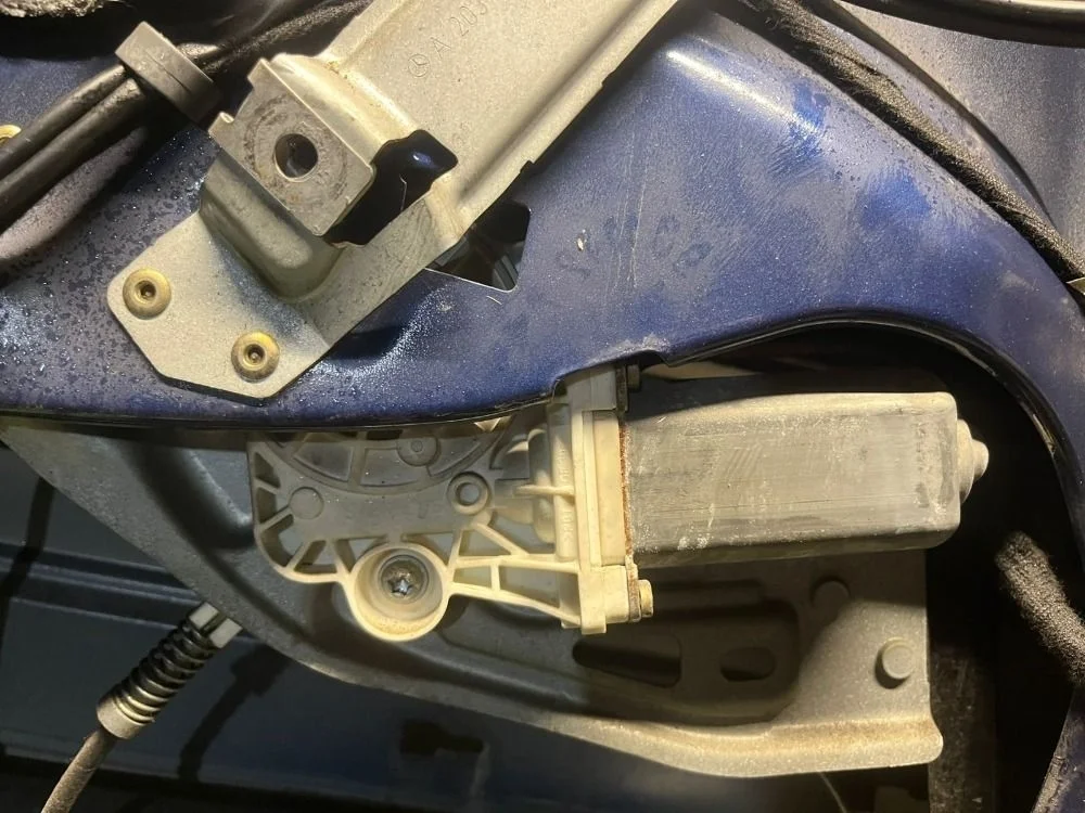 Моторчик стеклоподъемник передний левый Benz W203