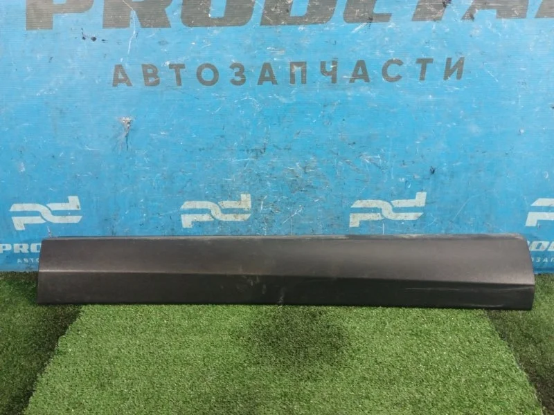 Молдинг двери передний правый Toyota RAV4