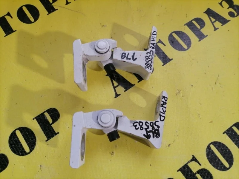 Петля двери Skoda Rapid 2013-2020 2015 8K0831401K 1.6 CWVB 90Л/С