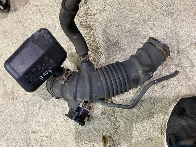 Патрубок воздушный Toyota Rav 4 2220422010 XA30