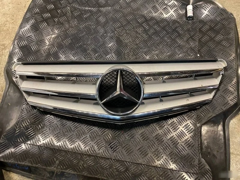 Решетка радиатора Mercedes Benz C A2048800023 W204 OM646