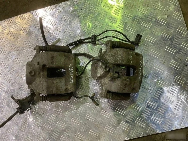 Суппорт тормозной Mercedes Benz C A2043320101 W204 OM646, передний