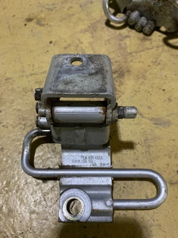 Петля двери Volkswagen Touareg 2009 7L0831412A GP BKS, передняя правая