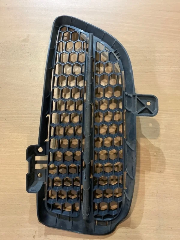 Решетка в бампер Volkswagen Touareg 2009 7L6853665 GP BKS, левая