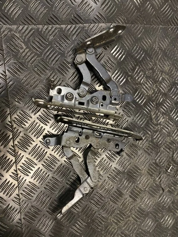 Петля капота Mercedes Benz C A2048800728 W204 OM646