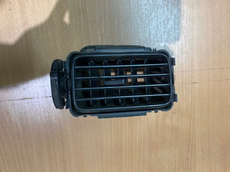 Дефлектор воздушный Mitsubishi Lancer MR512557 9 1.6, левый