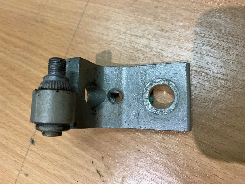 Петля двери Skoda Octavia A5 2010 6Y0831412D 1Z5 1