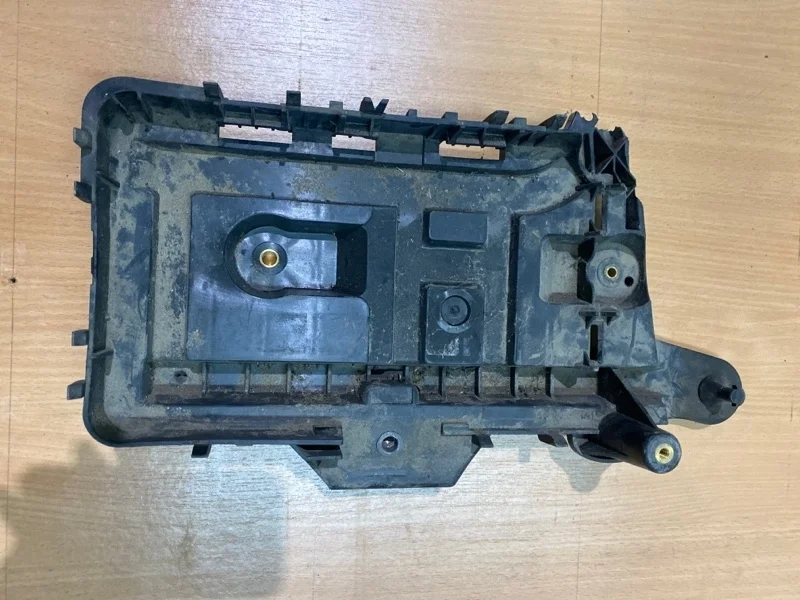 Площадка под АКБ Skoda Octavia A5 2010 1K0915333 1Z5 1