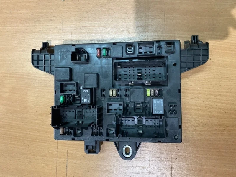 Блок предохранителей Opel Astra J 2010 13302300 P10 A16XER