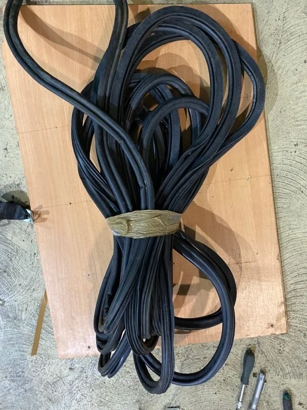 Уплотнитель дверного проёма Audi A4 2010 8K0831721F B8 CDH, передний левый